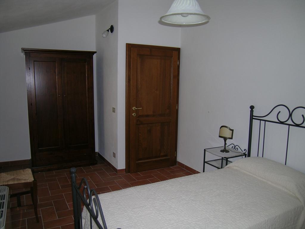 Agriturismo Podere Ossaia Кортона Стая снимка